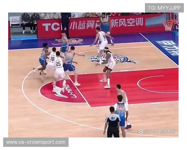 受伤倒地中断比赛时，裁判如何判罚和控制比赛节奏？