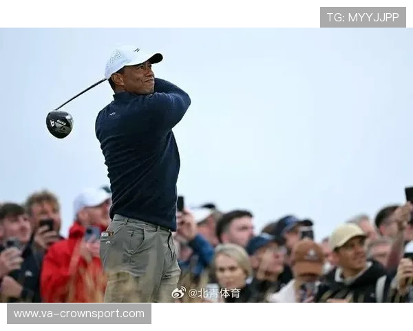 泰格伍兹开着百万豪车，刚下场就跟隔壁大爷遛狗一样淡定，你说这气场谁顶得住？