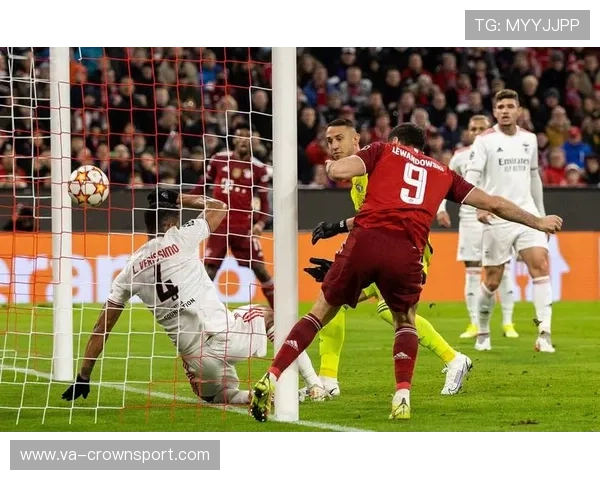 莱万每天凌晨四点起床练射门，家里冰箱贴满训练计划